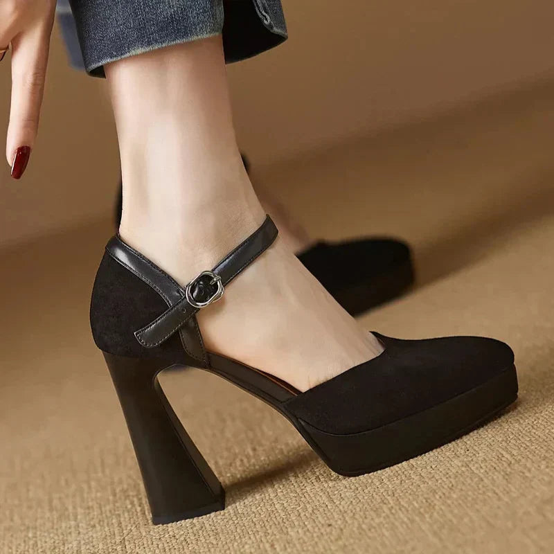 Zapatos de tacón elegantes en celeste