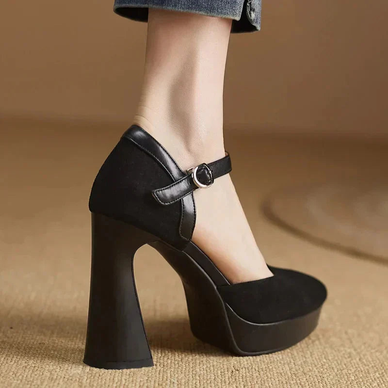 Zapatos de tacón elegantes en celeste