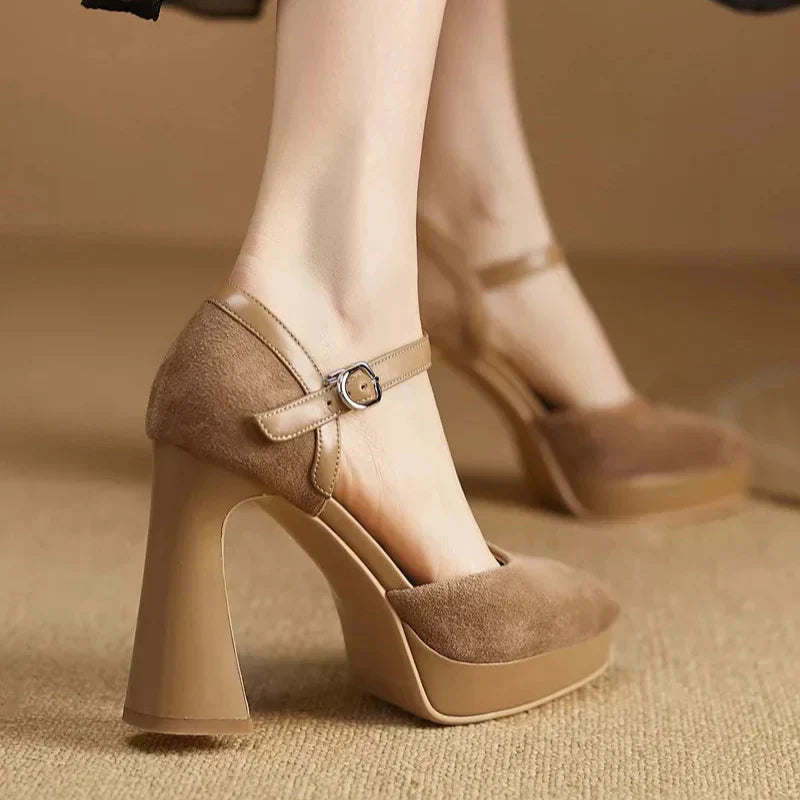 Zapatos de tacón elegantes en celeste
