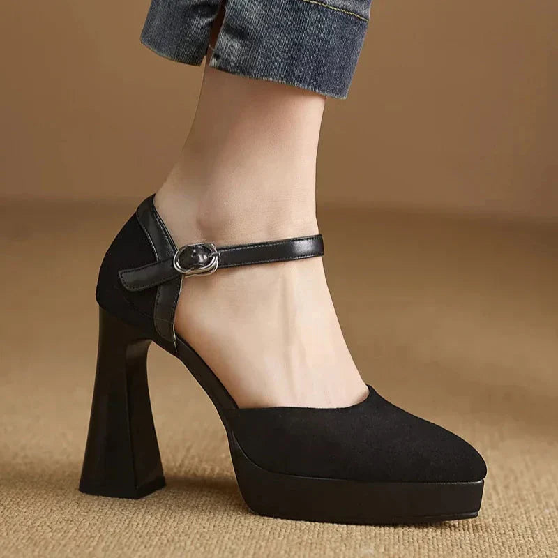 Zapatos de tacón elegantes en celeste