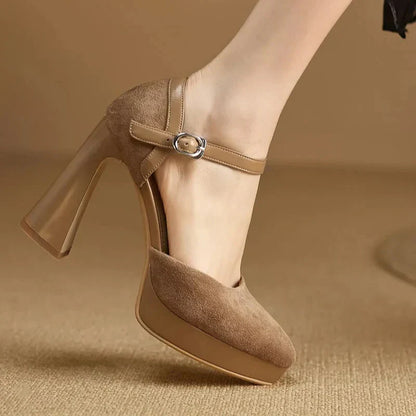 Zapatos de tacón elegantes en celeste