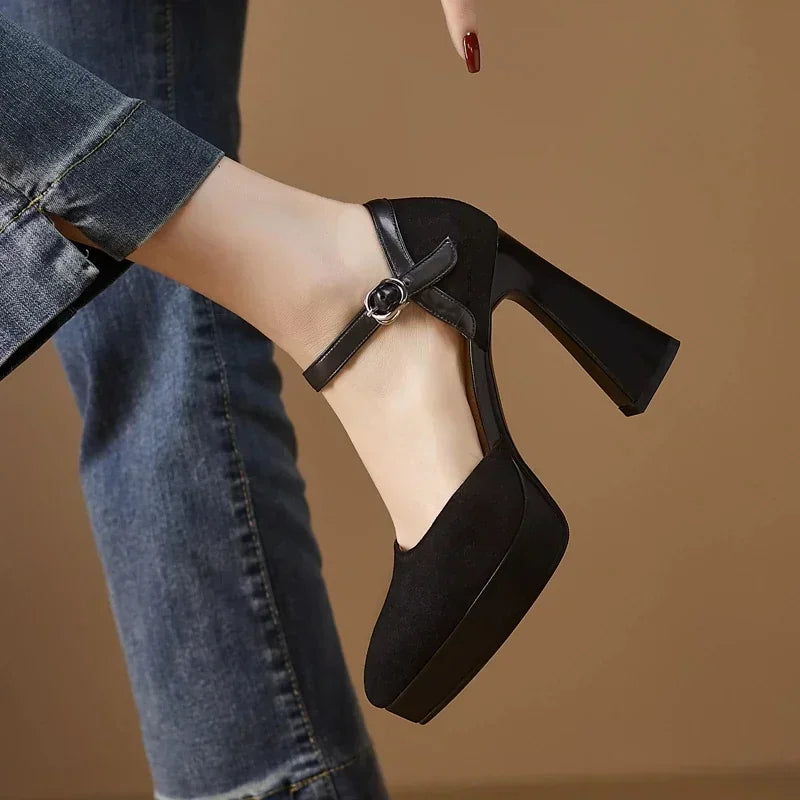Zapatos de tacón elegantes en celeste