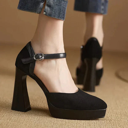 Zapatos de tacón elegantes en celeste