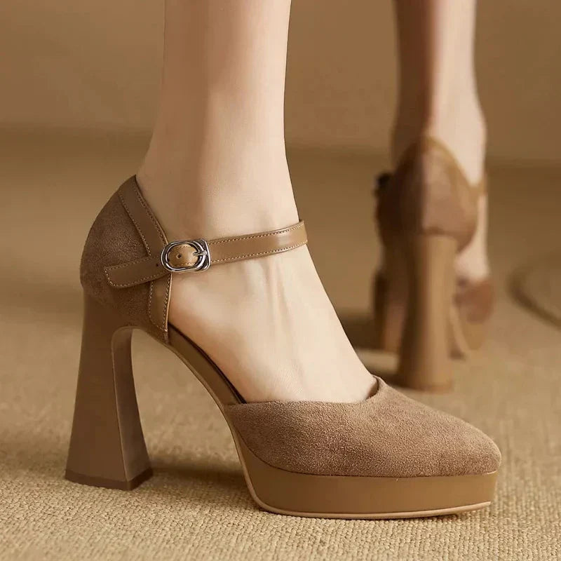 Zapatos de tacón elegantes en celeste