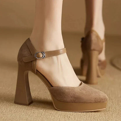 Zapatos de tacón elegantes en celeste