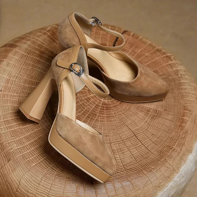 Zapatos de tacón elegantes en celeste