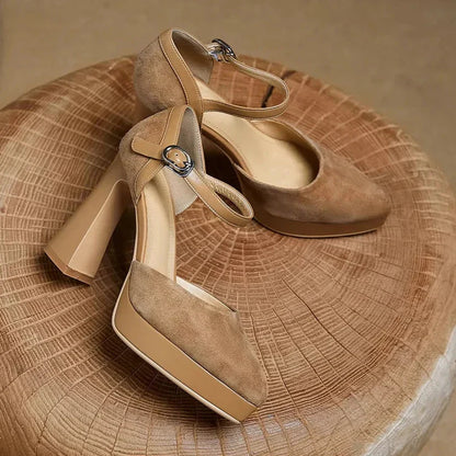 Zapatos de tacón elegantes en celeste