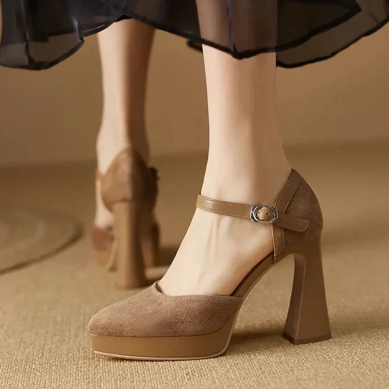 Zapatos de tacón elegantes en celeste