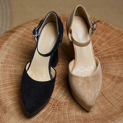 Zapatos de tacón elegantes en celeste