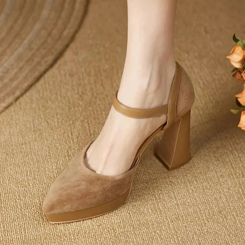 Zapatos de tacón elegantes en celeste