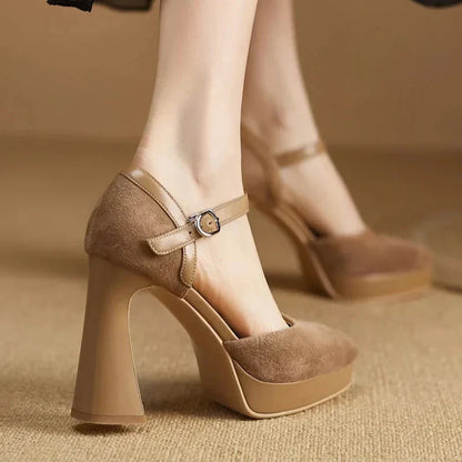 Zapatos de tacón elegantes en celeste